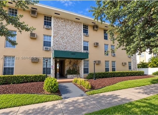2-bedroom Apartment — 1400 Douglas Rd #11, Coral Gables, FL 33134