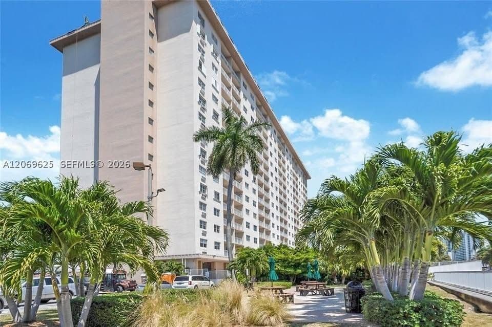 1+1 Condo — 400 Kings Point Dr #316, Sunny Isles Beach, FL 33160