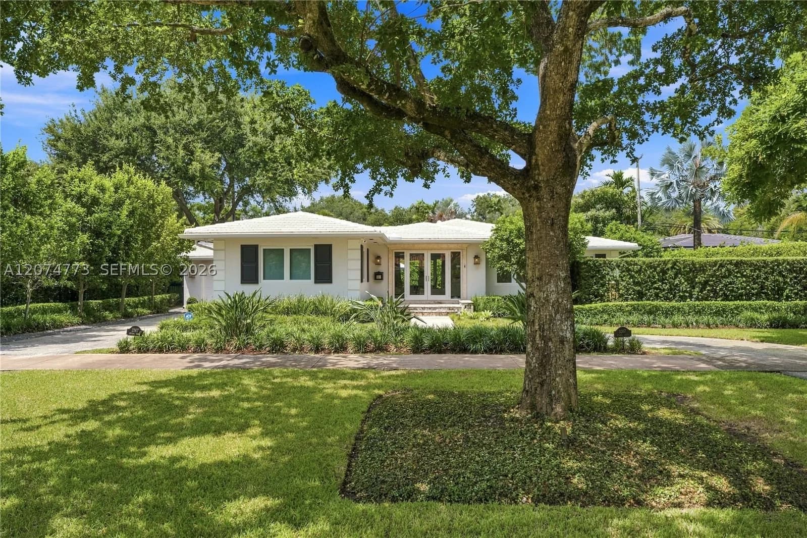 3+1 Müstakil ev — 3267 Riviera Dr, Coral Gables, FL 33134