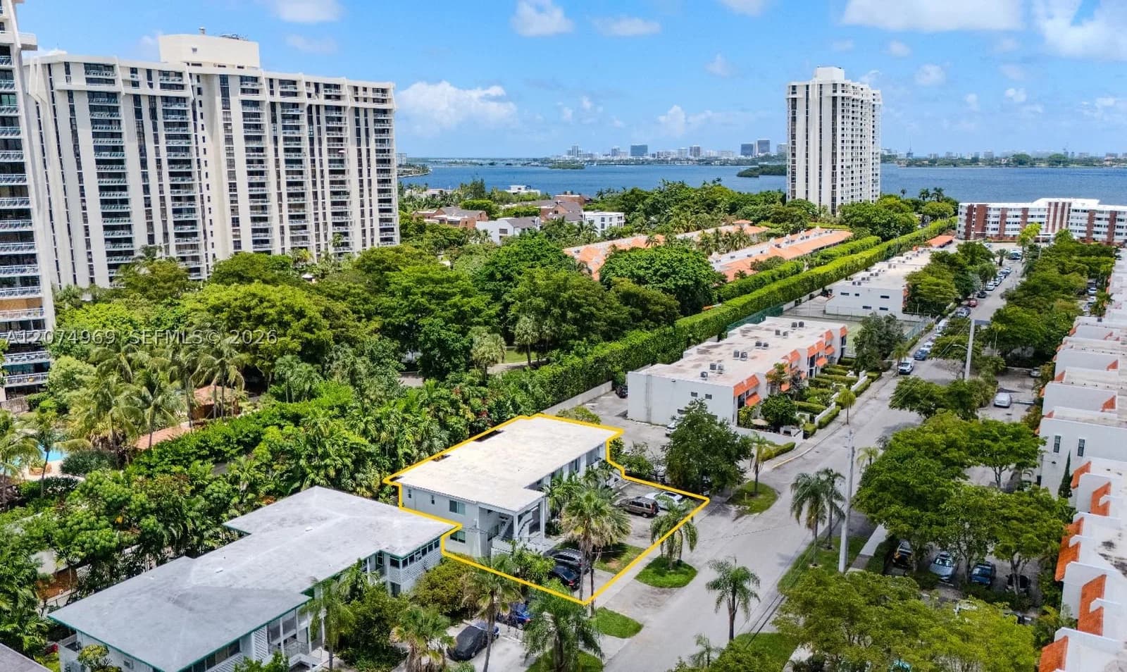 Mülk — 1385 105th St, Miami Shores, FL 33138