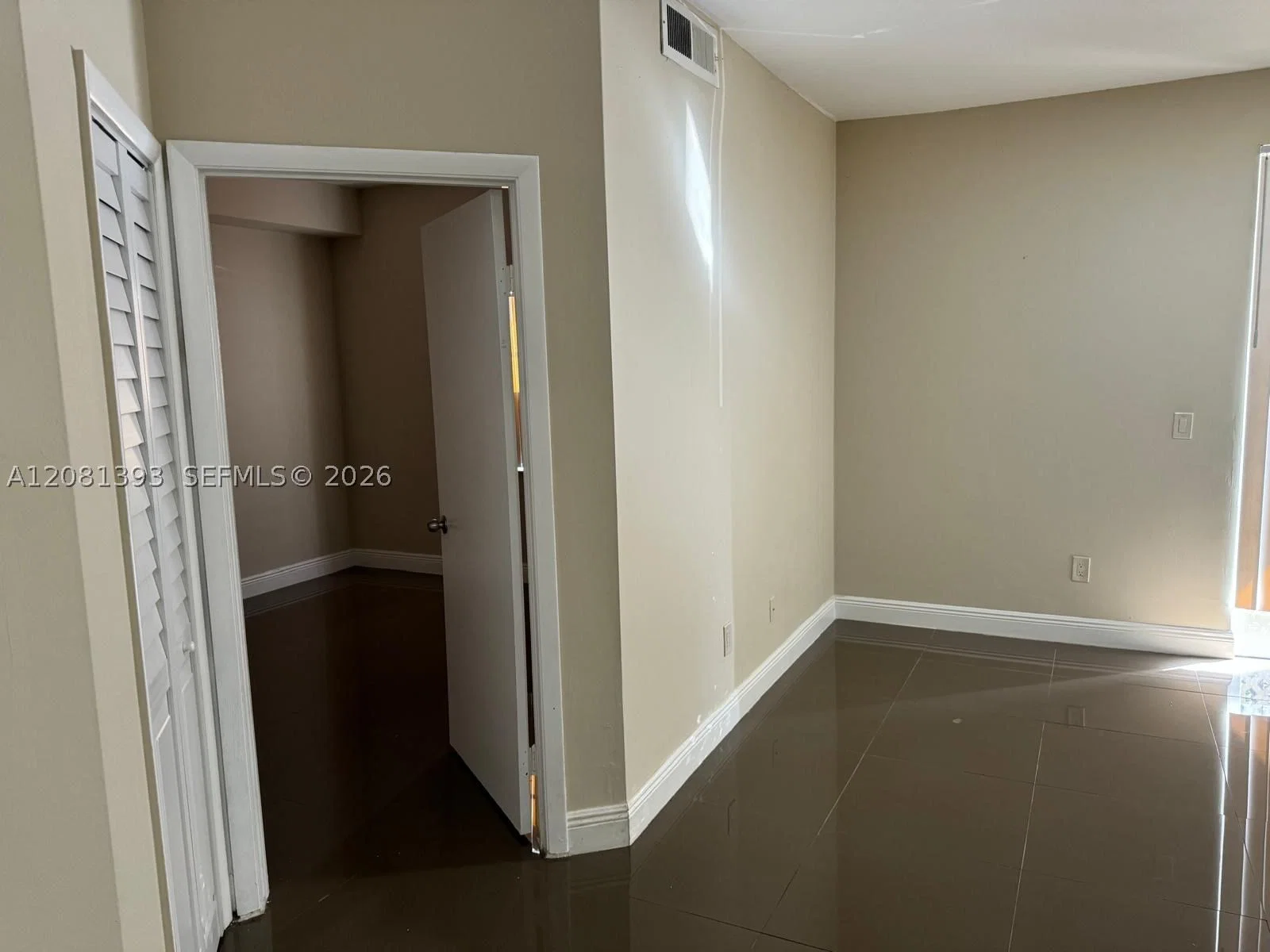 1-bedroom Condo — 18324 68th Ave #B, Hialeah, FL 33015
