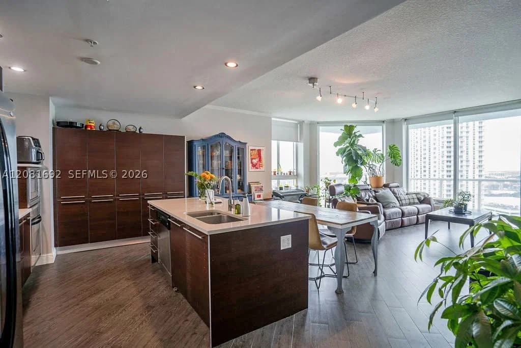 QUANTUM ON THE BAY CONDO — ilan fotoğrafı