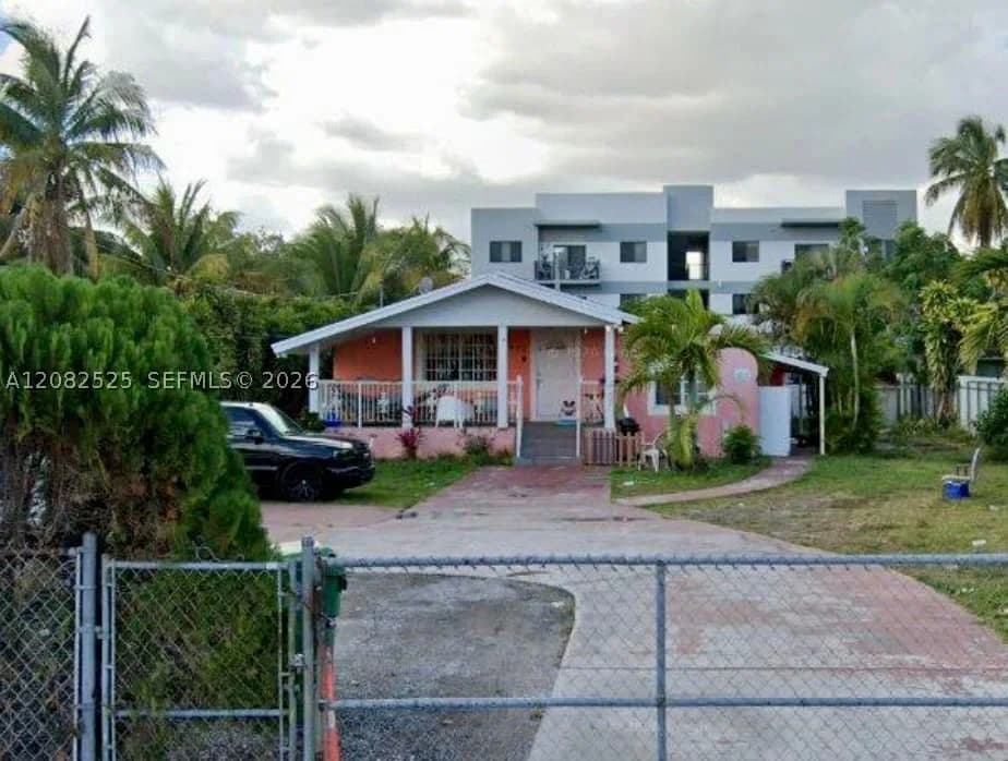 3+1 Müstakil ev — 2420 23rd Ct, Miami, FL 33142