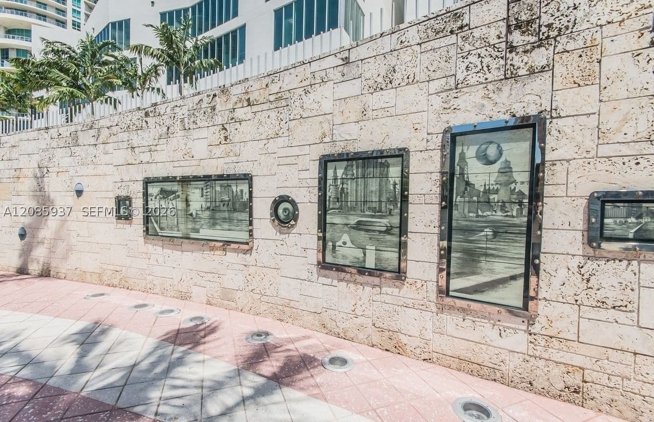 2+1 Condo — 325 Biscayne Blvd #2114, Miami, FL 33131