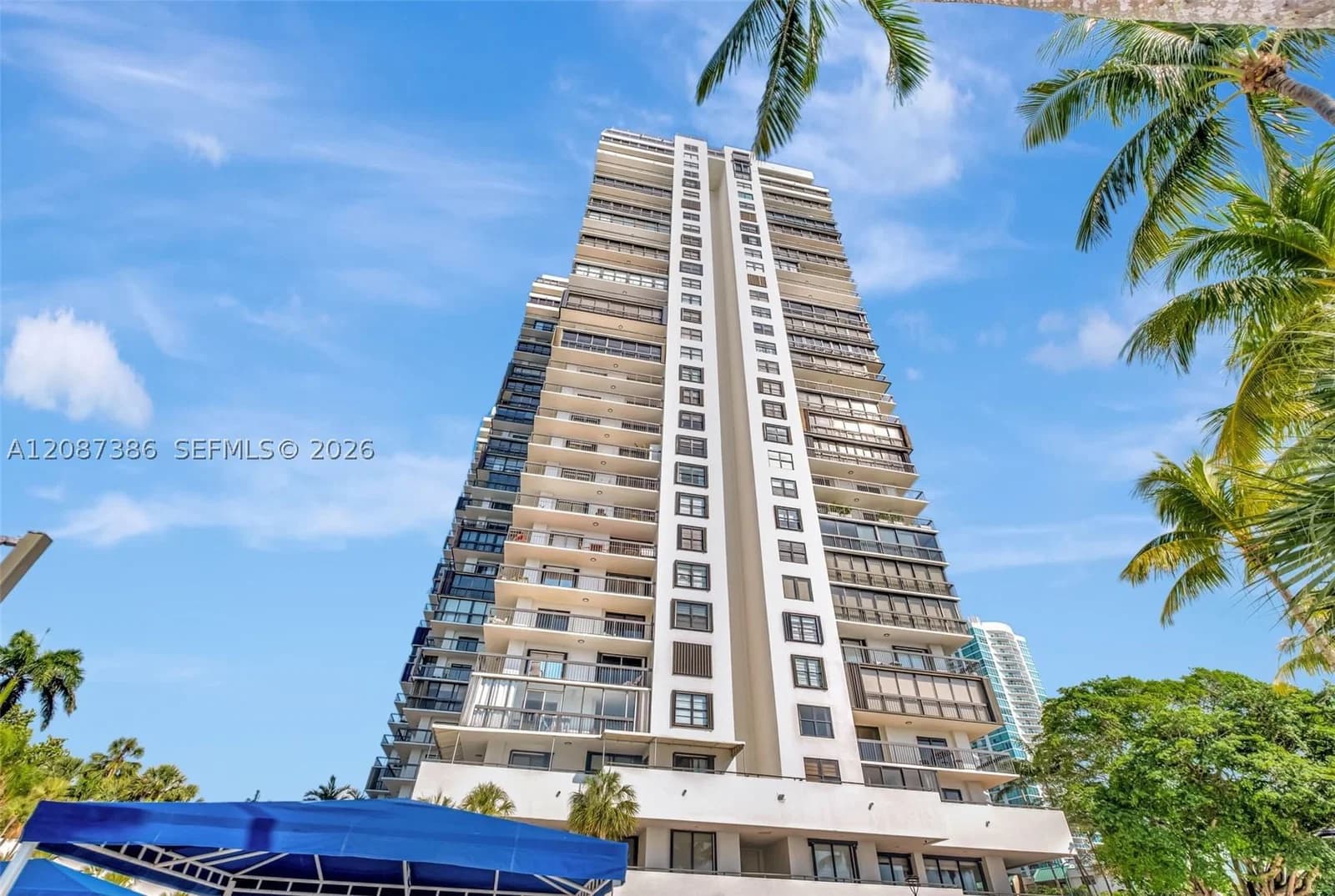 1-bedroom Condo — 2333 Brickell Ave #2814, Miami, FL 33129