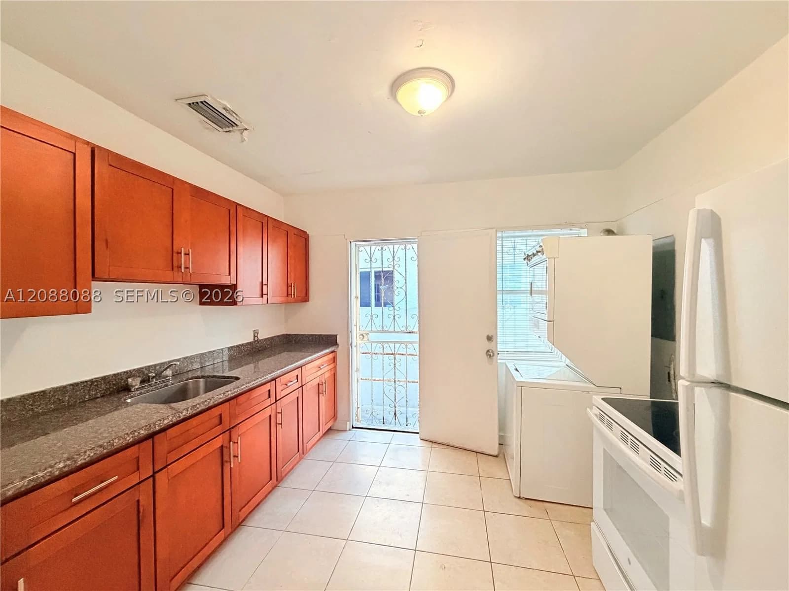 2+1 Mülk — 2410 34th St #2, Miami, FL 33142