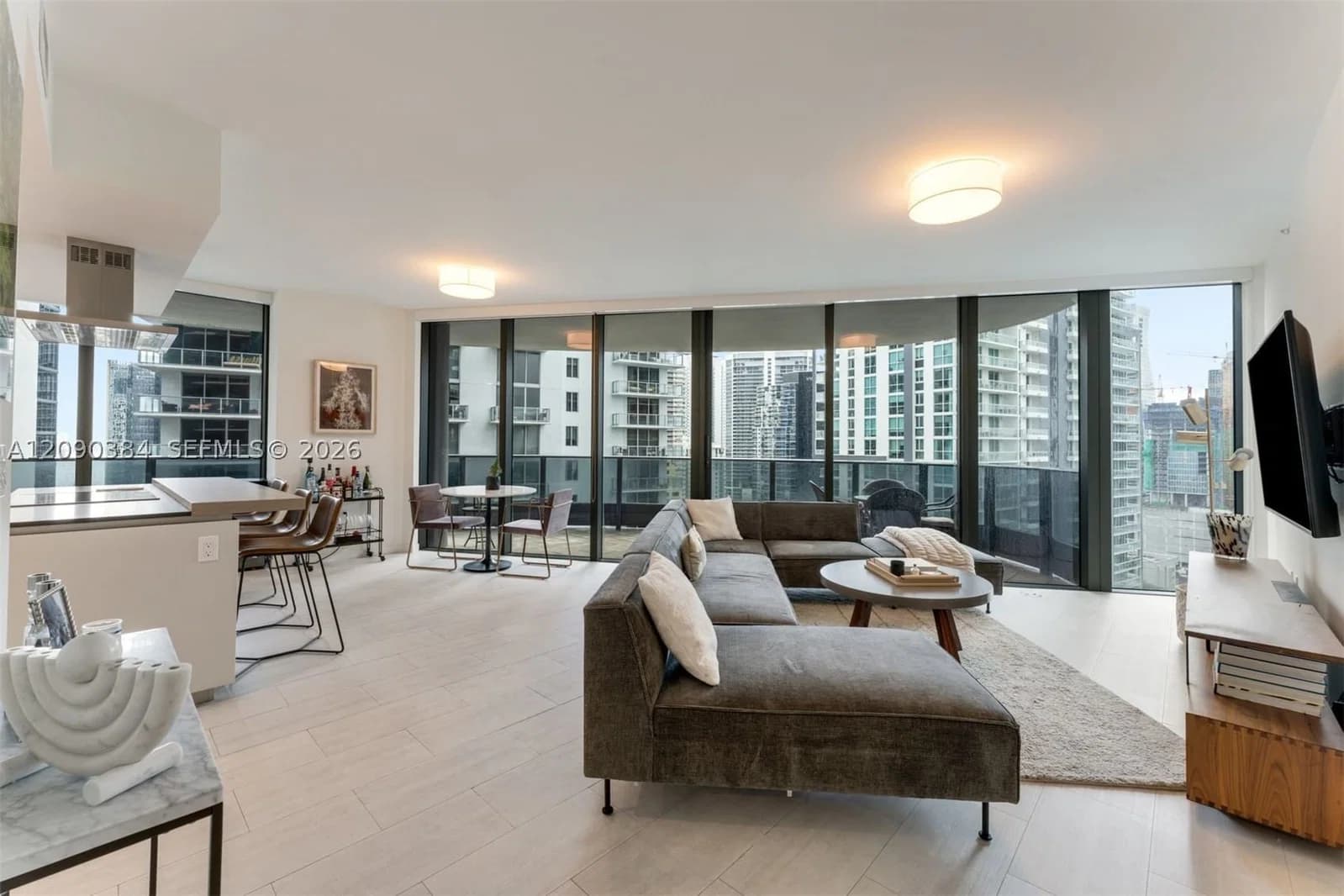 2-bedroom Condo — 1000 Brickell Plz #2401, Miami, FL 33131