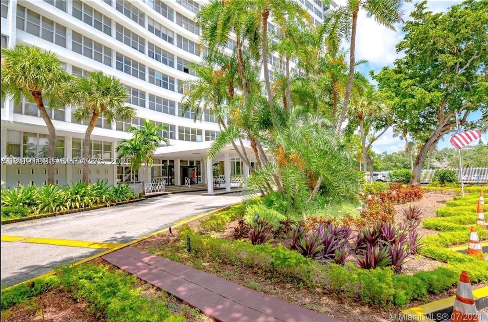 2-bedroom Condo — 7441 Wayne Ave #7I, Miami Beach, FL 33141