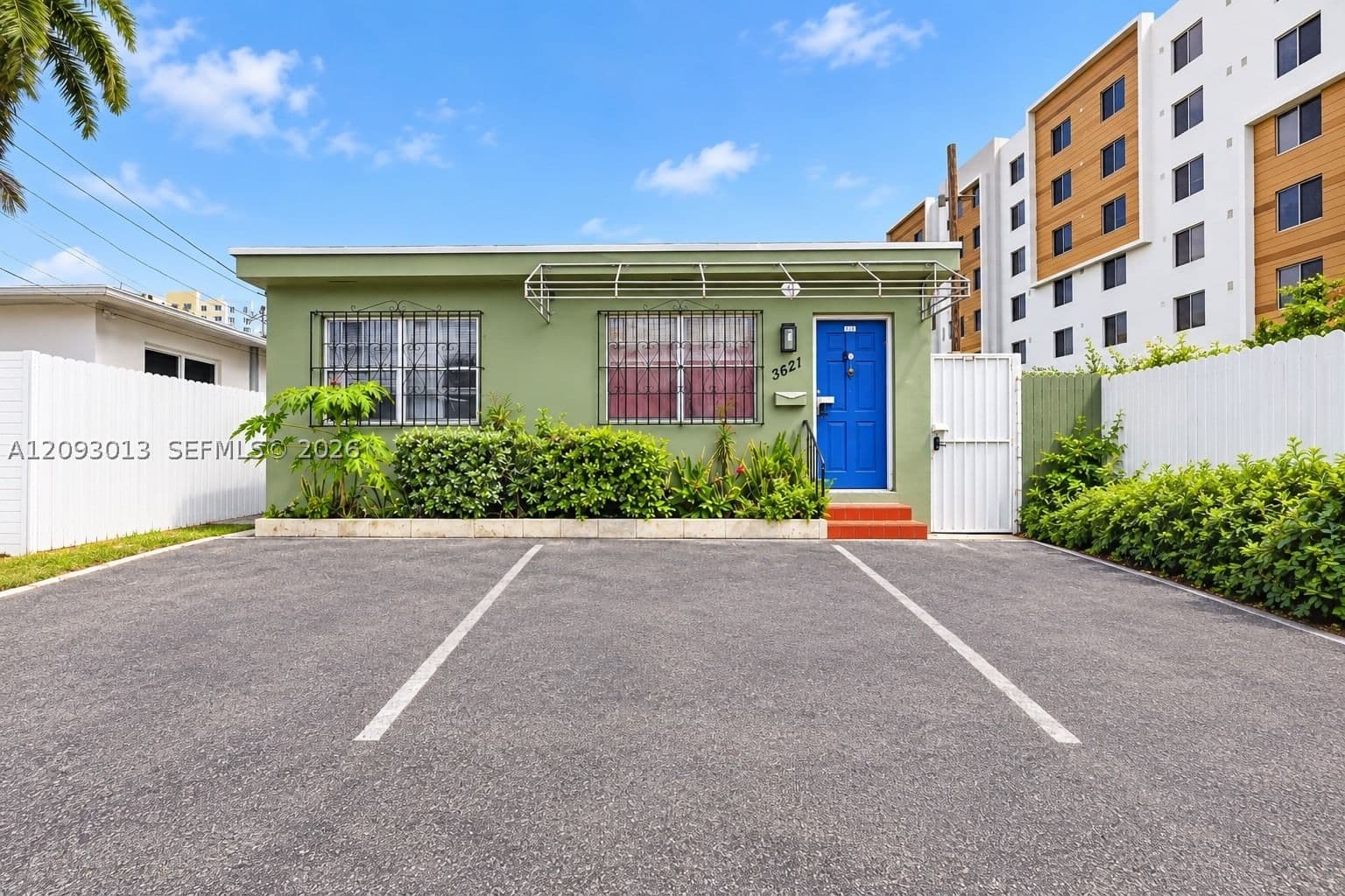 5+1 Müstakil ev — 3621 23rd Ave, Miami, FL 33142