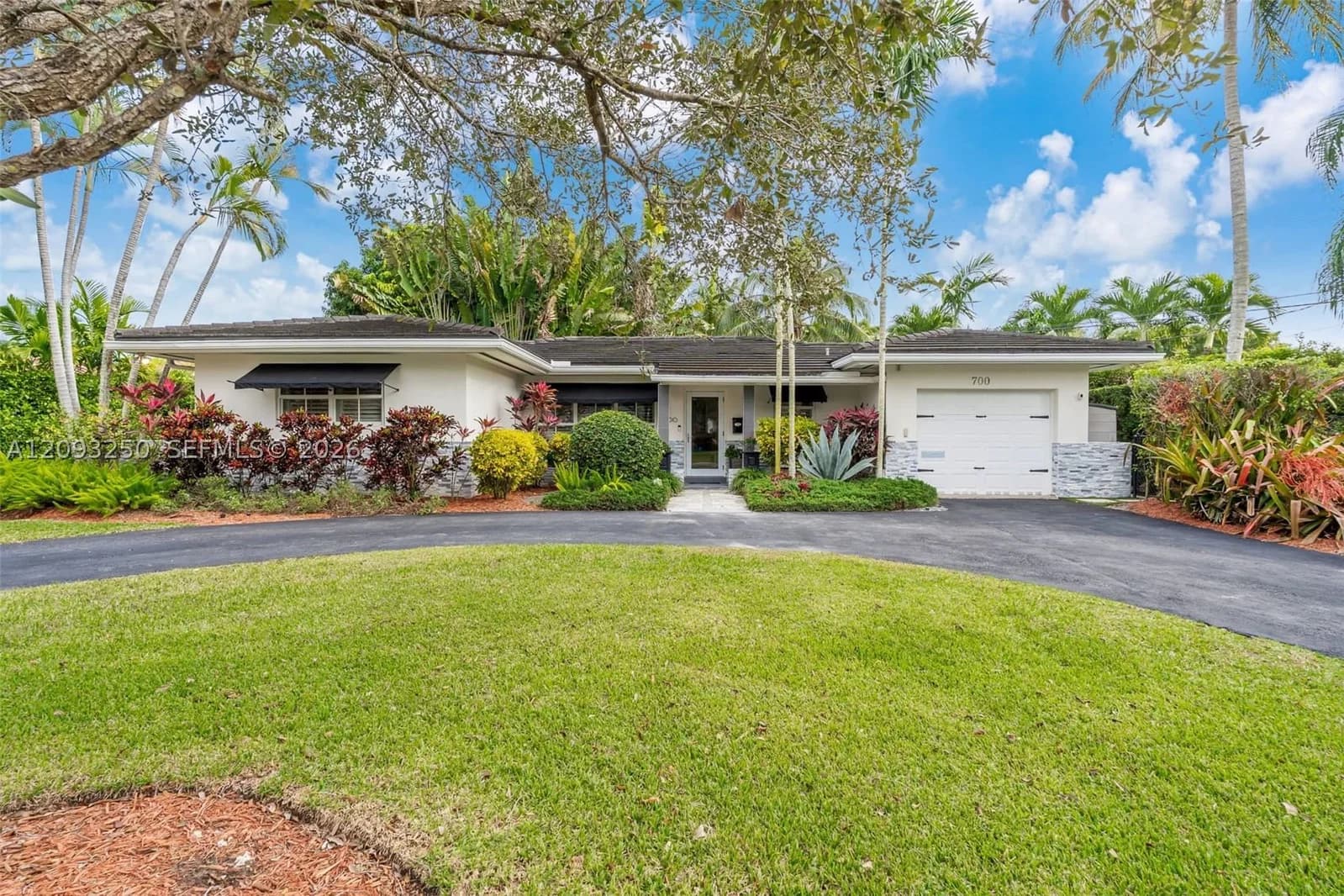 3-bedroom Single-Family Home — 700 Vilabella Ave, Coral Gables, FL 33146