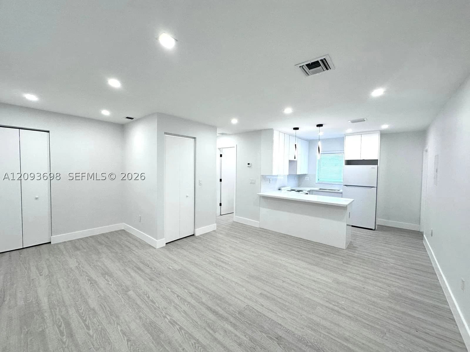 1-bedroom Apartment — 215 Zamora Ave #9, Coral Gables, FL 33134