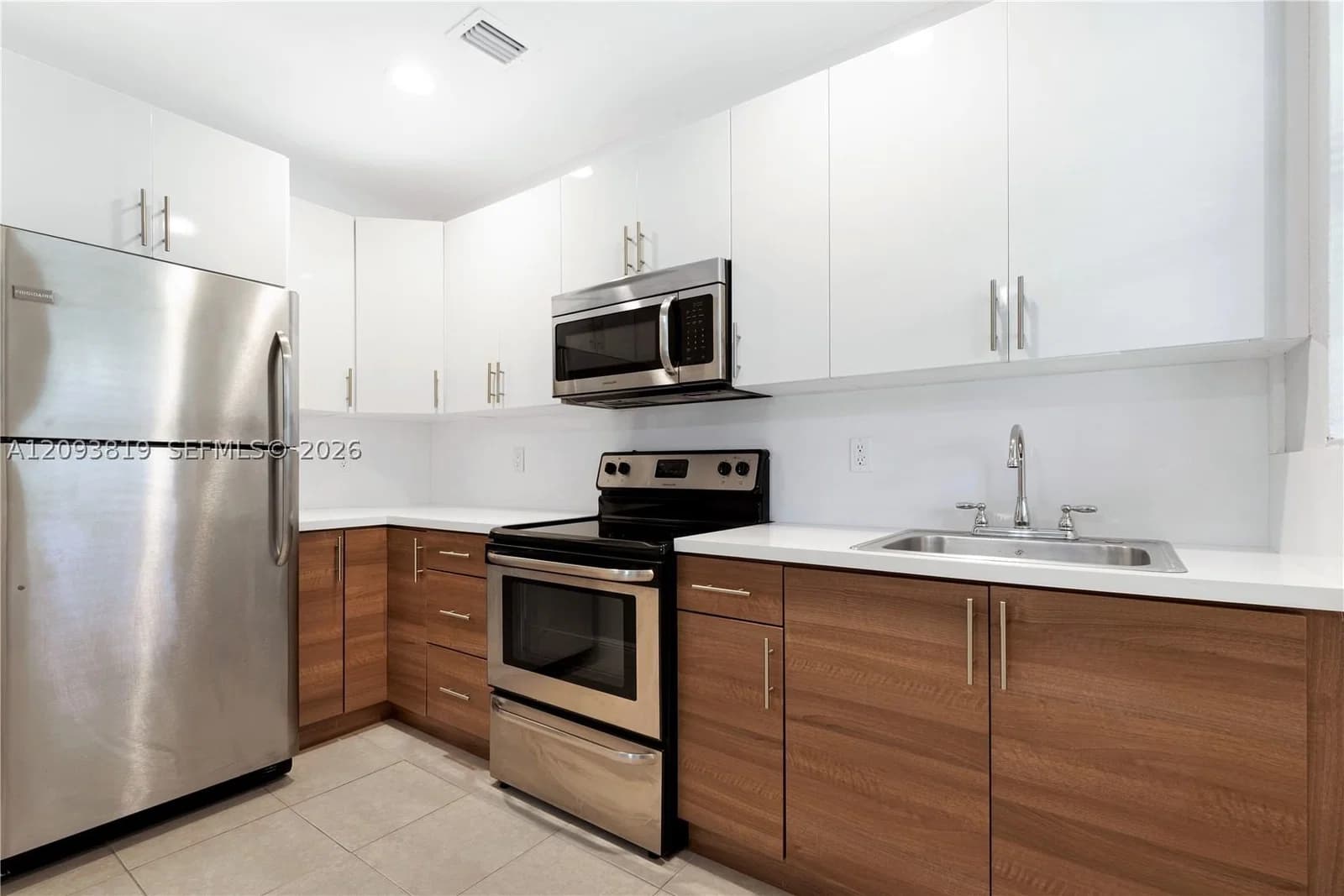 1-bedroom Property — 214 Salamanca Ave #3, Coral Gables, FL 33134