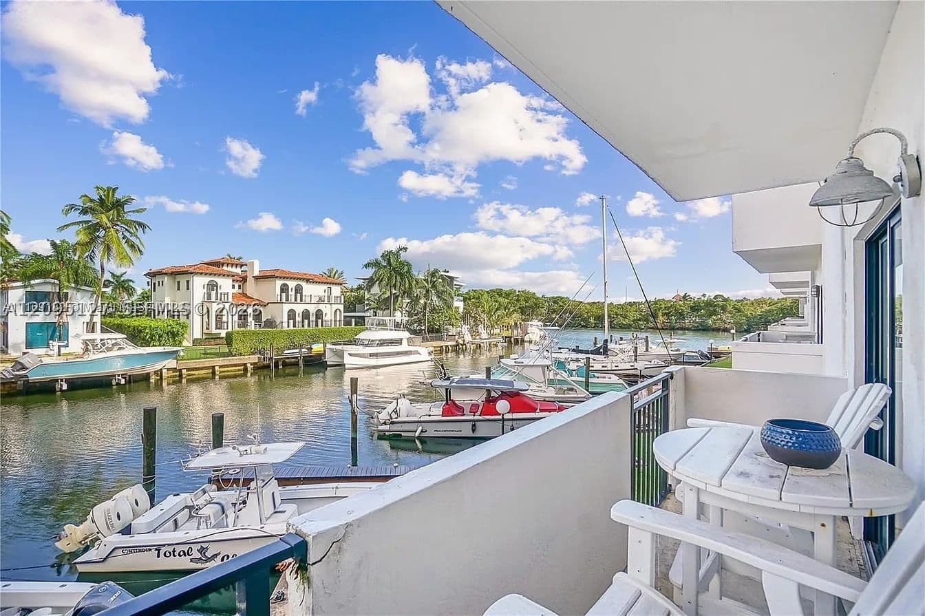 2+1 Condo — 6901 Edgewater Dr #211, Coral Gables, FL 33133