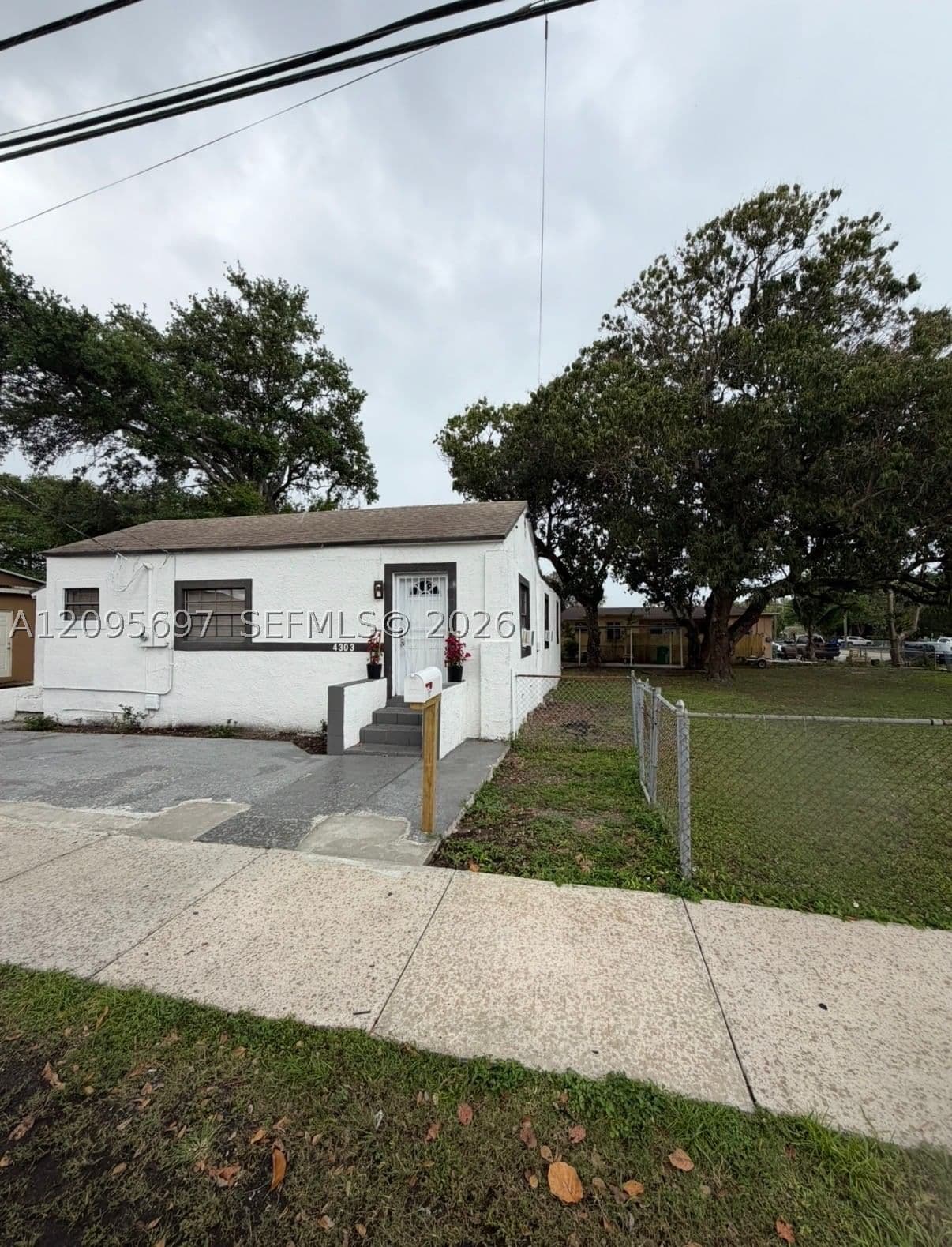 4+1 Müstakil ev — 4303 13th Ave, Miami, FL 33142