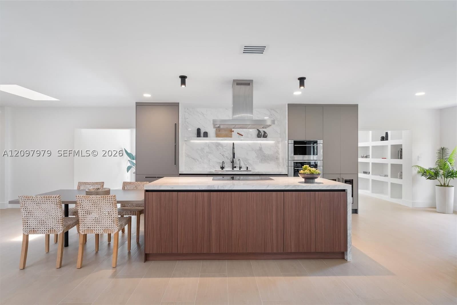 4+1 Müstakil ev — 1320 Alhambra Cir, Coral Gables, FL 33134
