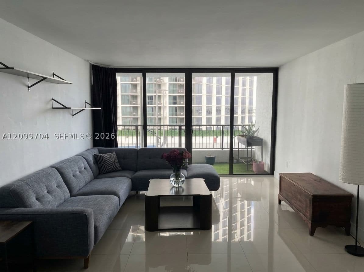 1+1 Condo — 555 15th St #10F, Miami, FL 33132