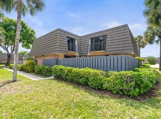 2-bedroom Townhouse — 3611 36th Way, West Palm Beach, 33407