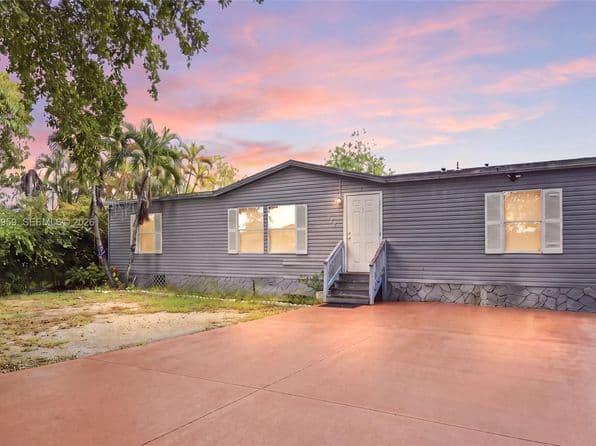 4-bedroom home — 19800 SW 180th Ave Lot 477, Miami, FL 33187