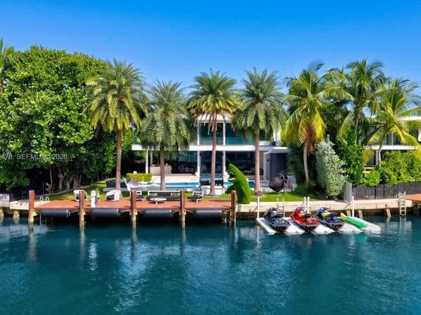 6-bedroom Single-Family Home — 528 Lakeview Ct, Miami Beach, FL 33140