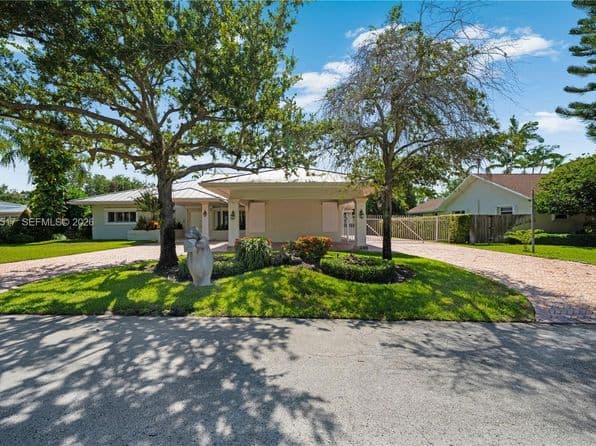 7-bedroom Single-Family Home — 14601 Pompano Dr, Coral Gables, FL 33158