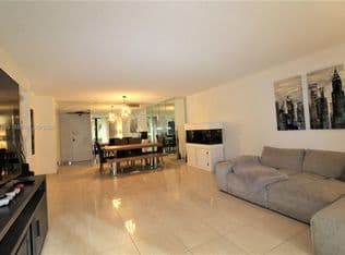 2-bedroom Condo — 2500 Parkview Dr APT 315, Hallandale, 33009