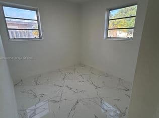 5-bedroom Single-Family Home — 17611 NW 32nd Ct, Miami Gardens, 33056