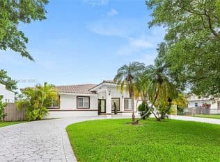 4+1 Müstakil ev — 9840 NW 28th Ter, Doral, 33172