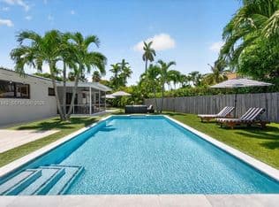 2+1 Müstakil ev — 11504 NE 6th Ave, Biscayne Park, 33161