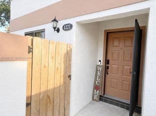 2+1 Townhouse — 4321 SW 70th Ter, Davie, 33314