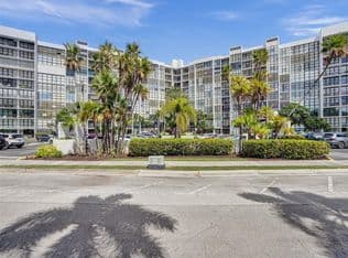 3+1 Condo — 800 Parkview Dr APT 131, Hallandale Beach, 33009