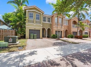 4+1 Townhouse — 1427 SE 25th Ave, Homestead, 33035