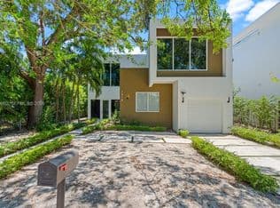 5+1 Müstakil ev — 1816 SW 23rd St, Miami, 33145
