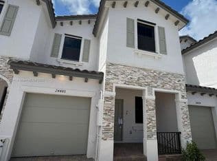 4-bedroom Townhouse — 24480 SW 119th Pl, Homestead, 33032