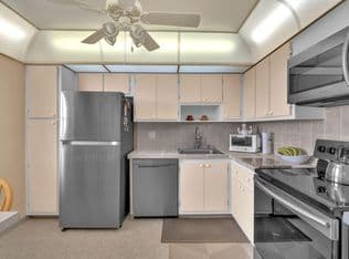 2-bedroom Condo — 605 Oaks Drive #907, Pompano Beach, 33069
