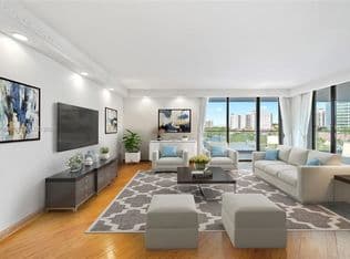 2+1 Condo — 19707 Turnberry Way APT 6K, Aventura, 33180
