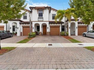 4-bedroom Townhouse — 10268 NW 88th Ter, Doral, 33178