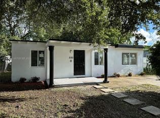 3+1 Müstakil ev — 2120 Service Rd, Opa Locka, 33054