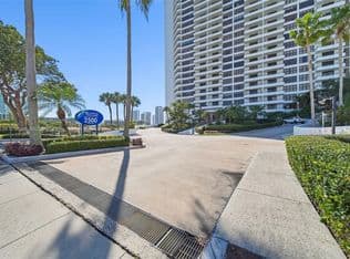 2+1 Condo — 2500 Parkview Dr APT 812, Hallandale Beach, 33009