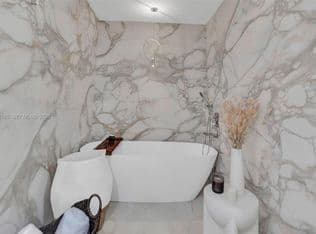 2-bedroom Condo — 950 Brickell Bay Dr APT 5608, Miami, 33131