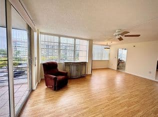 2-bedroom Condo — 1100 Saint Charles Pl APT 411, Hollywood, 33026