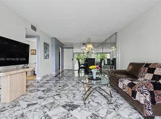 1+1 Condo — 4330 Hillcrest Dr APT 405, Hollywood, 33021