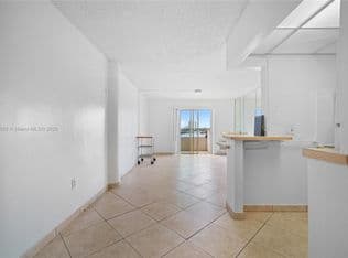 Condo — 7904 West Dr APT 405, North Bay Village, 33141