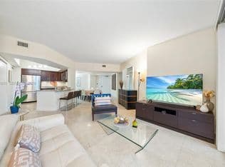 2+1 Condo — 19900 E Country Club Dr APT 816, Aventura, 33180