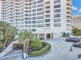1-bedroom Condo — 2500 Parkview Dr APT 2411, Hallandale, 33009