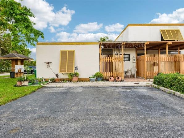 2+1 Townhouse — 13130 SW 15th Ln, Miami, FL 33184