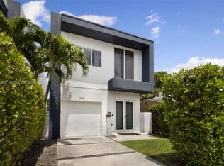3-bedroom Townhouse — 2931 SW 27th Ter #2931, Miami, 33133