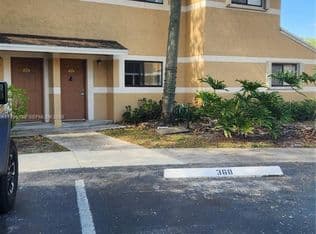 2-bedroom Townhouse — 210 Palm Cir E, Hollywood, 33025