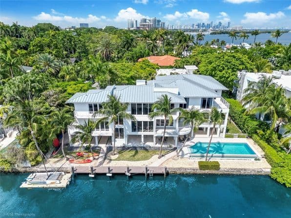 6-bedroom Single-Family Home — 3835 Carole Ct, Miami, FL 33133