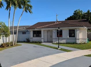 4+1 Müstakil ev — 13280 SW 40th Ter, Miami, 33175