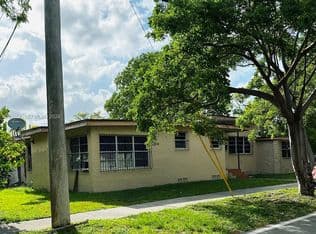 5+1 Müstakil ev — 1300 SW 58th Ave, West Miami, 33144